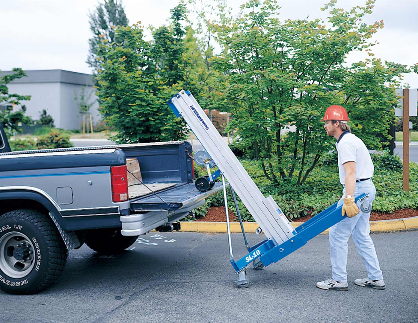 New or Used Rental Genie SLA-15   | lift truck rental for sale | National Lift of ArkansasGenie Superlift Advantage lifts are purpose-built, manually operated material lifts that offer multiple load-handling options. Capacity: 1,000 lb | 454 kg Max Lift Height: 6 ft 6.5 in | 1.99 m Machine Weight: 260 lb, 118 kg